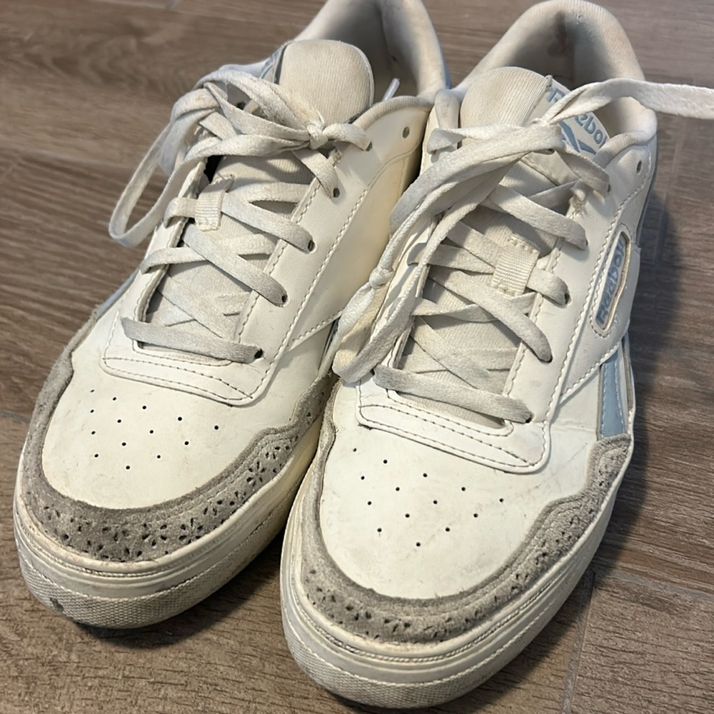 $5 DONATING FRIDAY —Reebok size 8 women's shoes worn white floral land blue